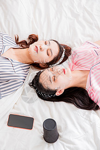 美容床青年文化仰卧亚洲人躺在床上敷面膜的年轻闺蜜背景