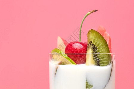 甜品摄影夏天凉爽摄影水果酸奶杯局部特写背景