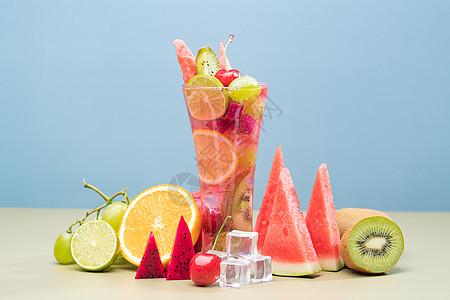 冰块里的火龙果桌面上的水果茶和水果背景