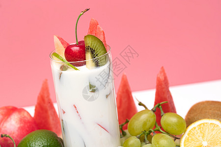 营养水果酸奶杯和水果图片