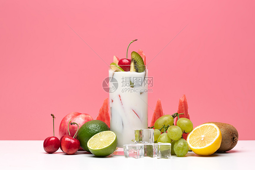 成熟的水果酸奶杯和水果图片