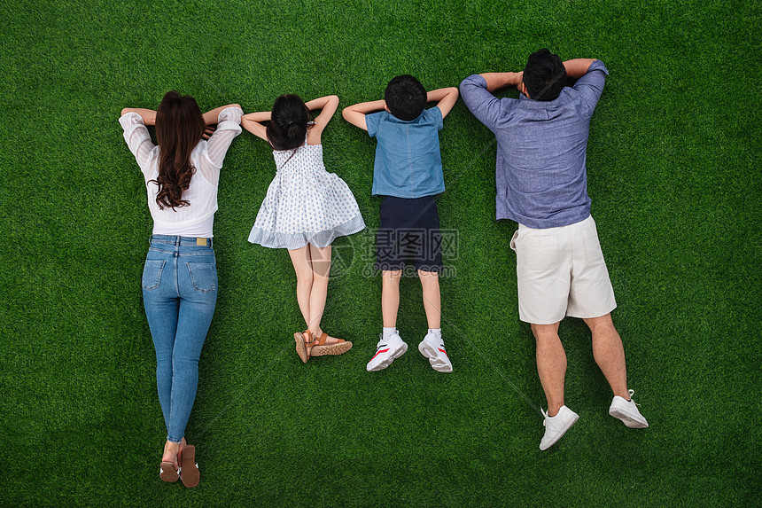 夏天女人亚洲幸福的一家四口趴在草地上图片