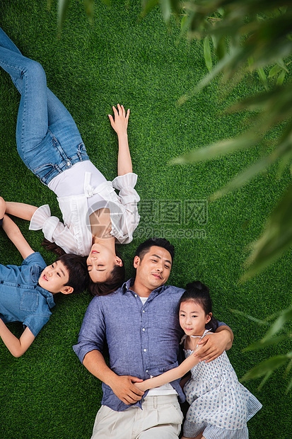 绿色8到9岁摄影幸福的一家四口躺在草地上图片