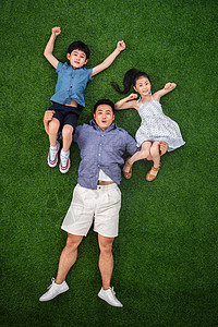 正上方视角高举手臂彩色图片在草地上父亲托举儿子和女儿图片