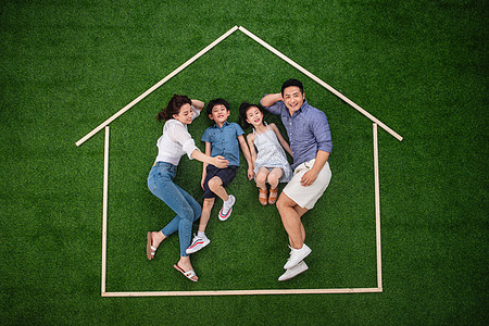 夏天草坪25岁到29岁幸福的四口之家躺在草地上的房子轮廓里图片
