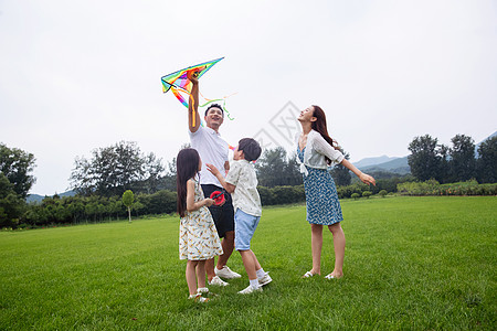 一家四口在草地上放风筝图片