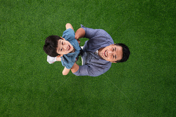 草地上快乐的父子俩图片