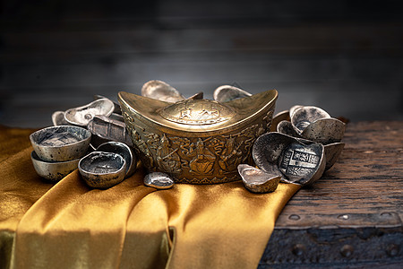 银子金融古董木箱上的金元宝和银元宝图片