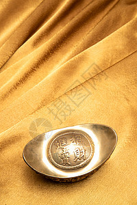 丝绸选择对焦传统文化金缎上的金元宝图片
