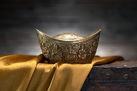 金北京经济锦缎旧的木箱上的金缎和金元宝背景