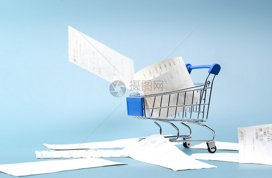 蓝色支出纸制品购物车和大量的帐单图片