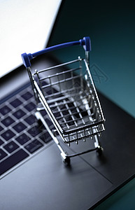 两个物体网上购物亚洲键盘上的购物车模型背景图片