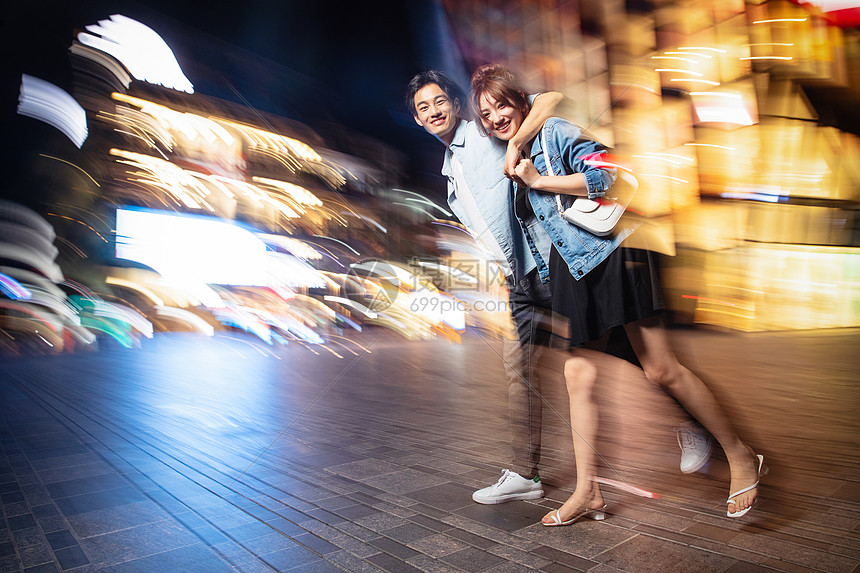 自信运动模糊乐趣夜晚逛街的快乐情侣