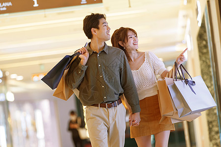浪漫周末活动青年伴侣青年情侣在商场里购物图片