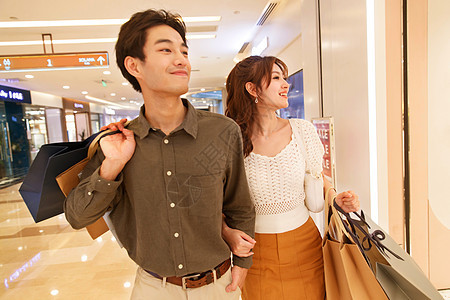 周末活动亚洲浪漫青年情侣在商场里购物图片
