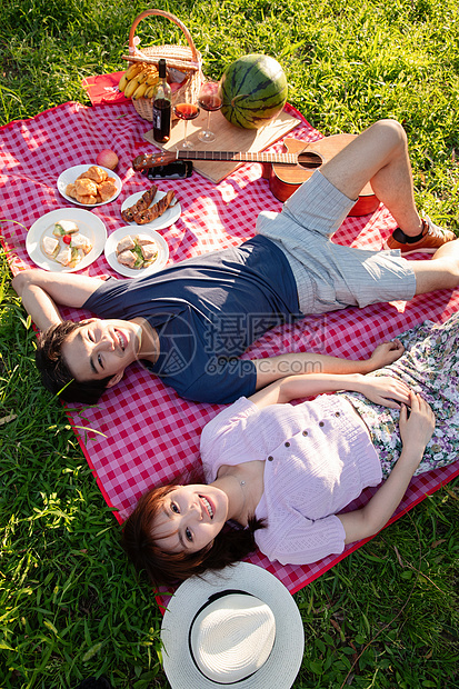 躺在草地上的幸福情侣图片