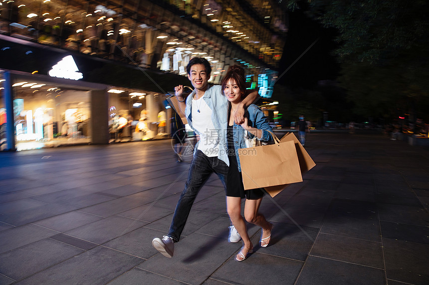浪漫摄影户外夜晚逛街的快乐情侣图片