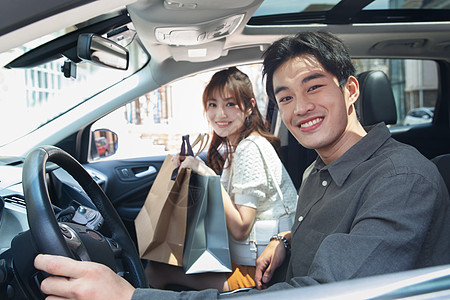 城市生活夫妇坐在汽车里的快乐情侣图片