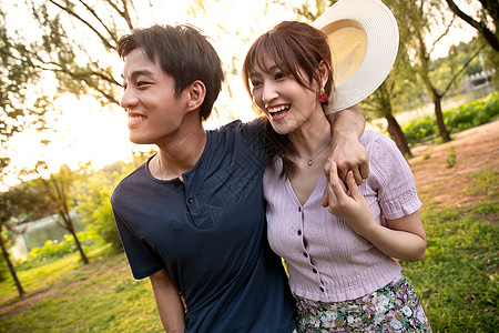 步行欢乐约会在公园里郊游的幸福情侣图片