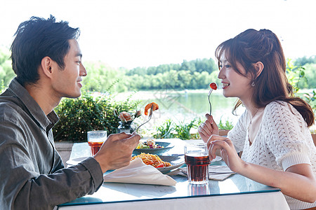 女朋友食品白昼快乐情侣在餐厅里用餐图片素材