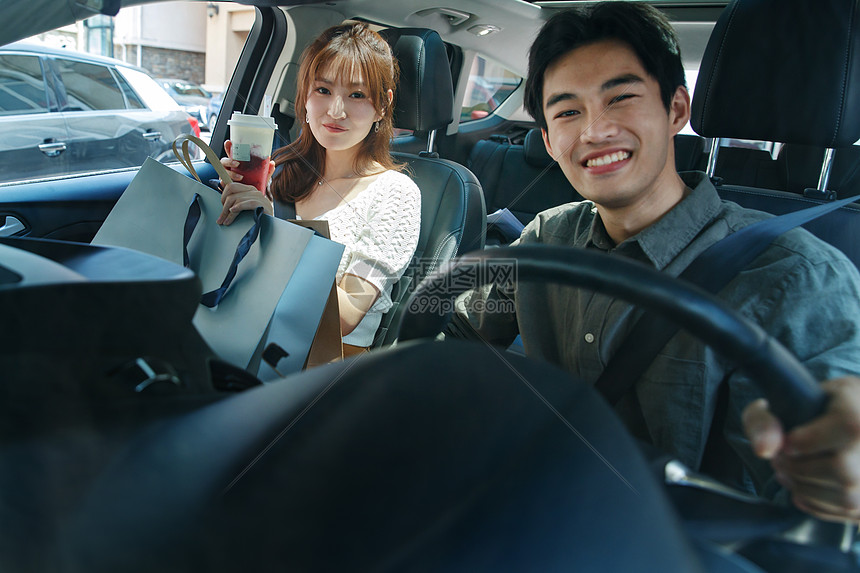 青年人女人交通方式快乐情侣坐在汽车里图片