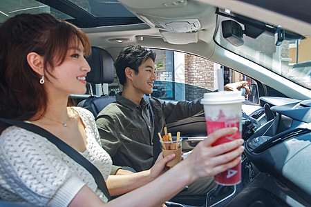 交通方式交通工具坐在汽车里的青年伴侣图片