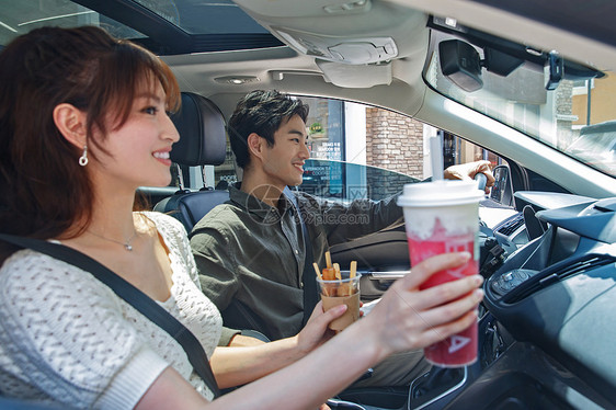 交通方式交通工具坐在汽车里的青年伴侣图片