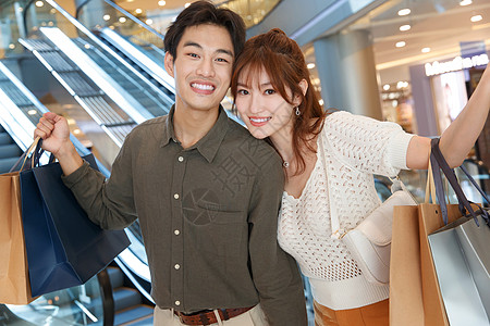 青年伴侣休闲活动在商场里购物的幸福情侣图片