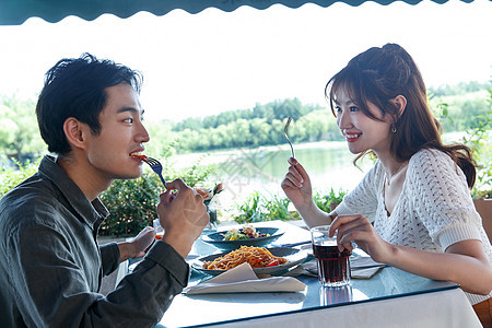 饮食青年夫妇彩色图片在餐厅里用餐的青年情侣图片