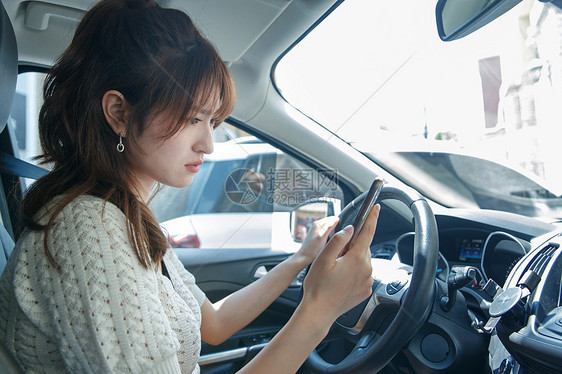 烦恼不高兴的水平构图开车的青年女人图片