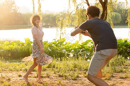 青年伴侣水平构图日光幸福情侣在公园里拍照图片