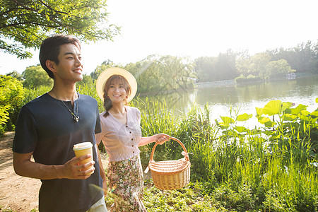 北京步行生态旅游在公园里郊游的幸福情侣图片