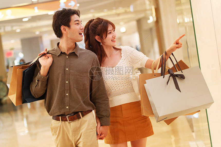 商店青年伴侣城市生活青年情侣在商场里购物图片