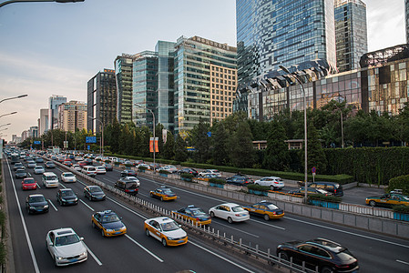 城市里的高楼大厦和街道图片