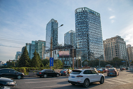 城市里的高楼大厦和街道图片