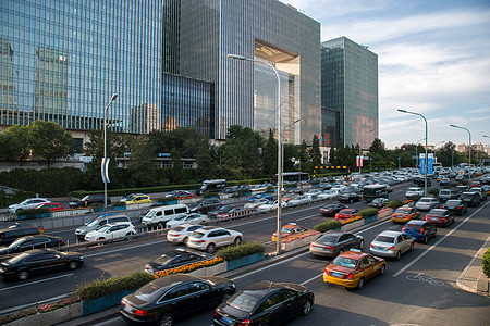 城市里的高楼大厦和街道图片