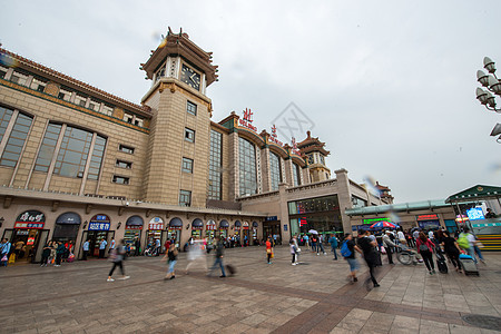 白昼大量人群地标建筑北京站图片