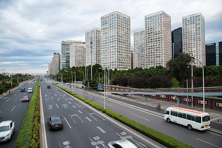 城市里的高楼大厦和街道图片