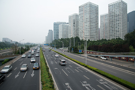 城市里的高楼大厦和街道图片