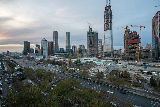 城市里的高楼大厦和街道图片