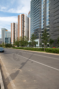 城市里的高楼大厦和街道图片