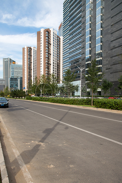 城市里的高楼大厦和街道图片