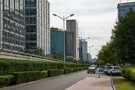 马路风景北京的城市街道和高楼商场背景