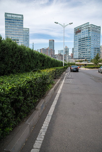 北京的城市街道和高楼商场图片