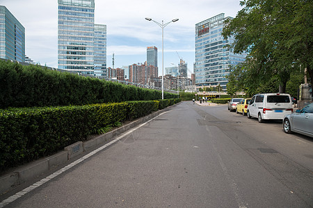 北京现代北京的城市街道和高楼商场背景