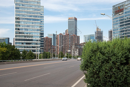 北京的城市街道和高楼商场图片