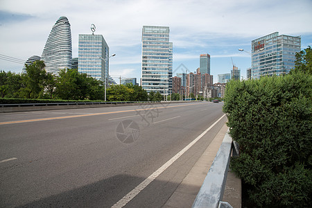 北京的城市街道和高楼商场图片