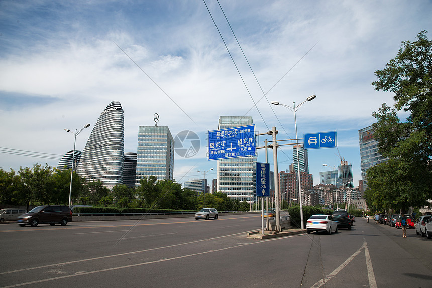 北京的城市街道和高楼商场图片