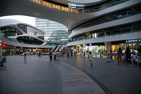 城市商业街北京的城市街道和高楼商场背景