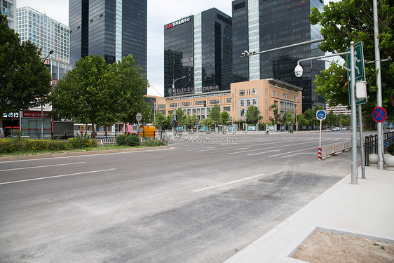 北京城市道路和商务办公楼图片